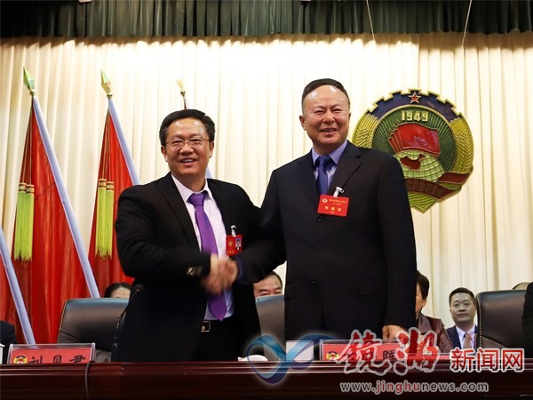 新当选的十届区政协主席刘见君代表新一届政协领导班子对各位委员的